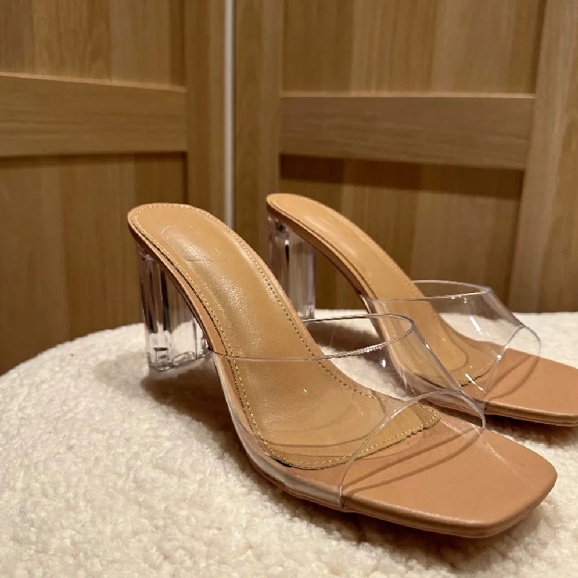 Beige sandaletter - genomskinliga - 2