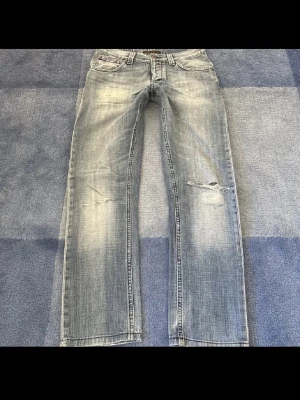  Nudie Jeans - Ett par sjukt snygga jeans från märket Nudie Jeans. Passar både killar och tjejer! Passar S och M. Skriv gärna om ni har några frågor!! 