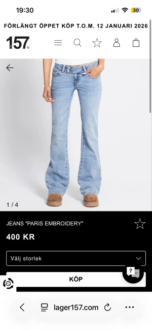 Bootcut jeans med broderad ficka - Säljer ett par snygga, ljusblå, bootcut jeans från Lager 157 med broderad detalj bak. Är lågmidjade. Har används få gånger men har inga större tecken på användning🤍