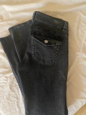 Jeans - Ett par Gina Tricot jeans med fickor som är gråa/svarta i storlek 40 och dem är knappt använda för råka köpa fel storlek