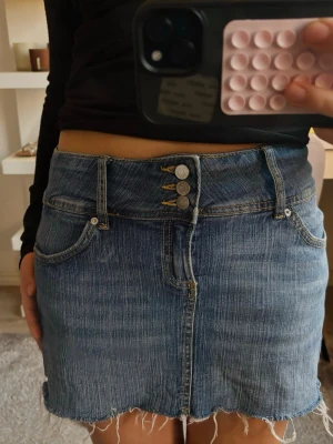 Jeans kjol - En nästan helt oanvänd lågmidjad jeans kjol, inga hål eller misstämningar