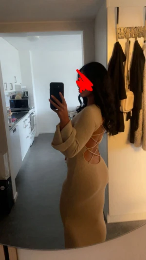 Beige lång stickad klänning med snörning - Klänning från NAKD   Storlek: XXS  men funkar till XS/S oxå  Öppnes rygg, jätte lång, jätte fin  Använd 1 gång