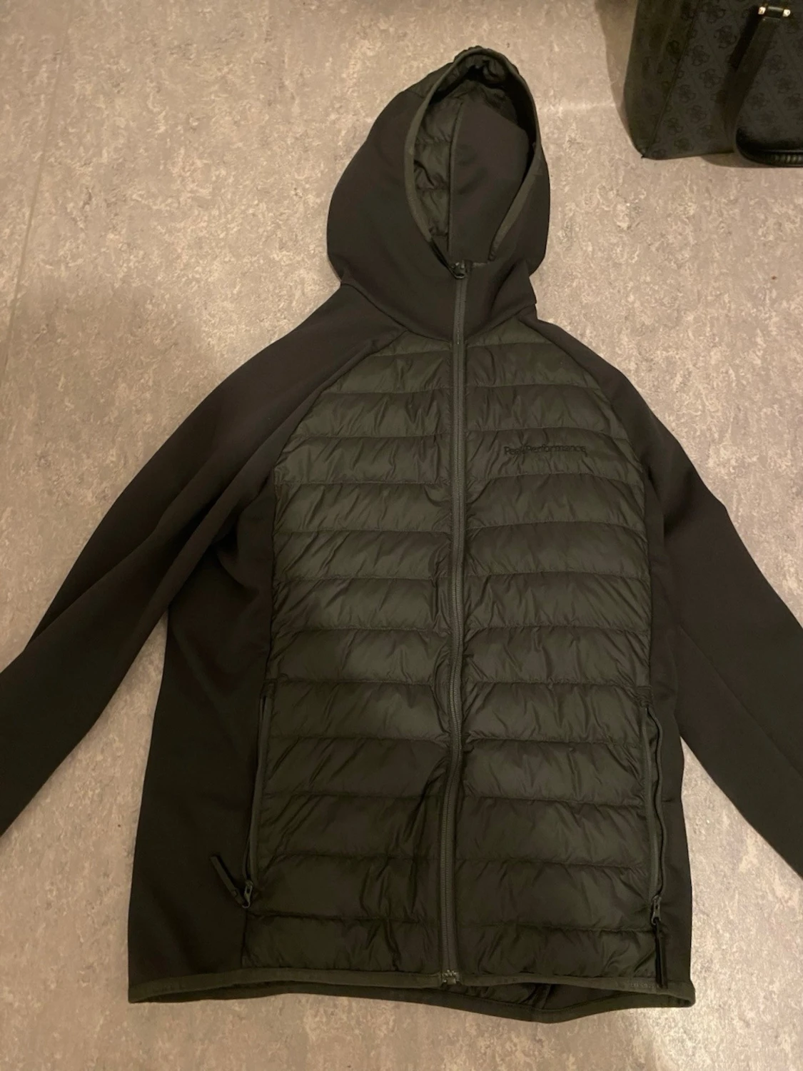 Svart pufferjacka Peak Performance M