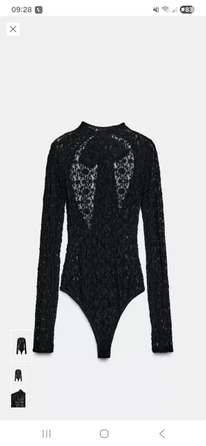 Svart spetsbody med rosett - Säljer en svart långärmad body i spets med hög hals och en stor satinrosett framtill. Kroppsnära passform och transparent spets ger en edgy look. Perfekt för dig som vill sticka ut med coola detaljer och elegant vibe. Prislappen är kvar och aldrig använd. Har två st i stl S och Xs