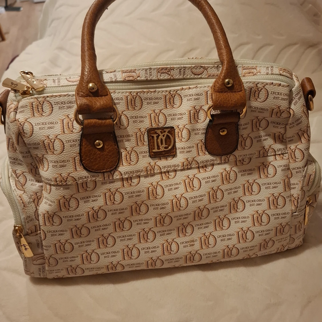 Lycke Oslo beige handväska med logomönster