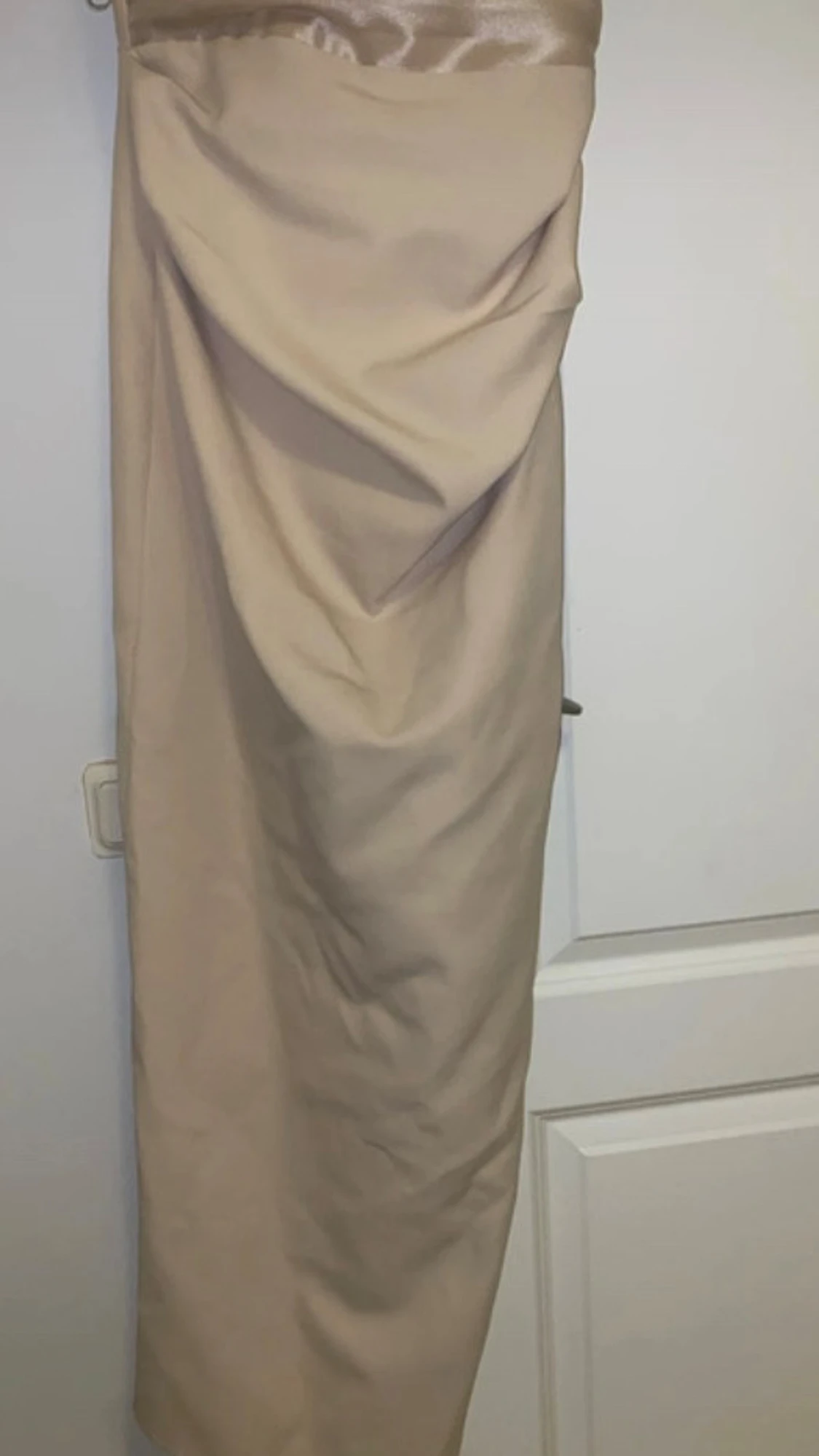 Champagnefärgad långklänning med volymärm - 2