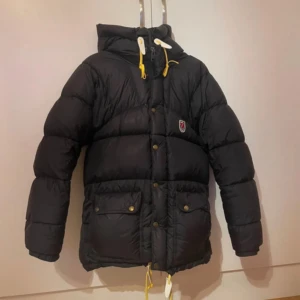 Fjällräven jacka xxs  - Säljer denna fjälräven jacka i storlek XXS. Säljs då den inte kommer till användning längre. Har små skador men inget som stör funktionen, därav det låga priset. Bilderna där skadorna är syns i artikeln💓💓