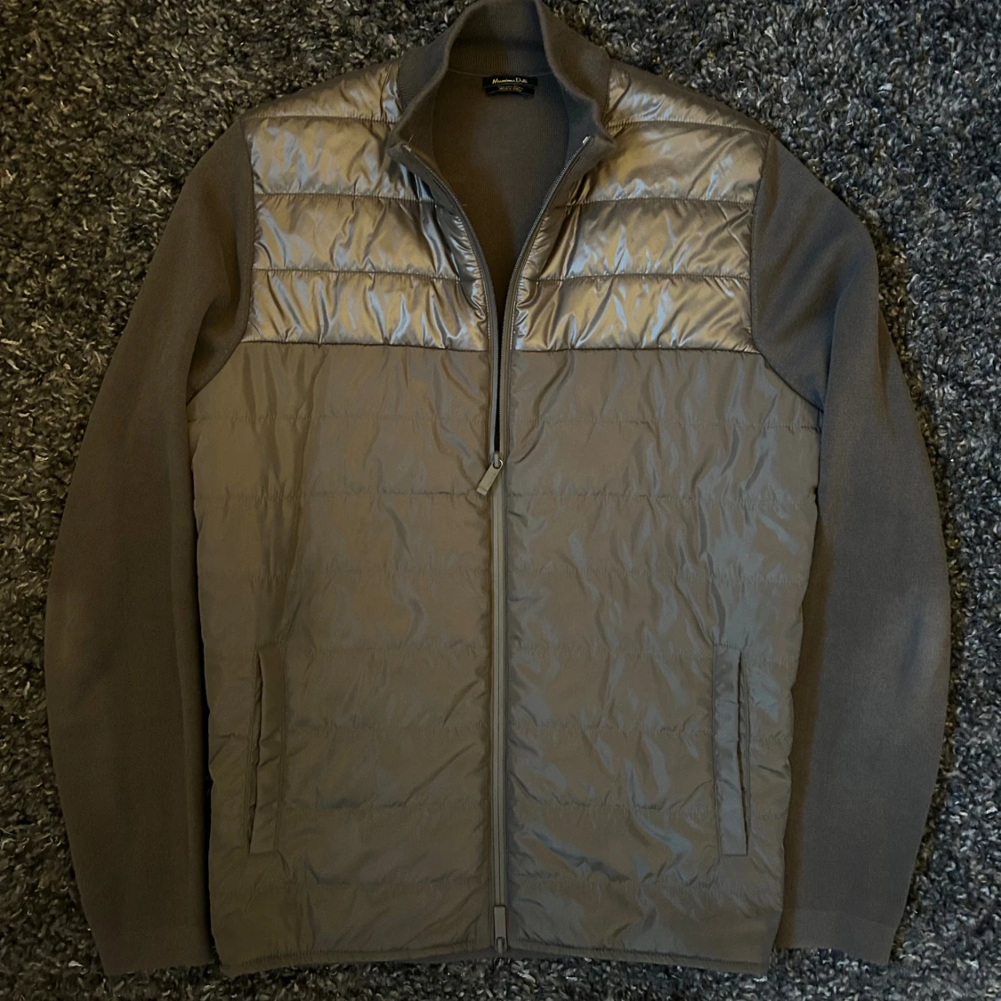 Grå quiltad pufferjacka från Massimo Dutti