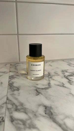 ESSNCE Sassy Classy Eau de Parfum - Modern och stilren parfym med namnet Sassy Classy från ESSNCE. Perfekt för dig som vill sticka ut med en självsäker vibe. Eau de Parfum för extra långvarig effekt.