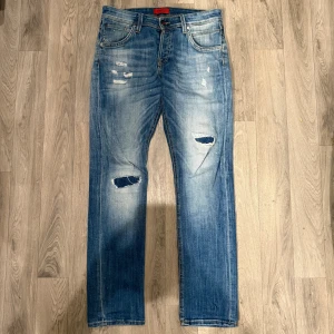 Jack & Jones Jeans Slim Glenn Blå W31 L32 - Sjukt snygga blåa Jack & Jones Slim/Glenn jeans med sjuk tvätt och feta slitningar. Mått - Midja: 41cm, Benlängd: 103cm. Modellen är 184cm & 63kg. Hör av dig vid funderingar!🤩