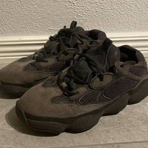 Yeezy 500 Granite skor - Säljer mina yeezys, nypris 1500kr-2000kr (original lådan ingår ej!) 