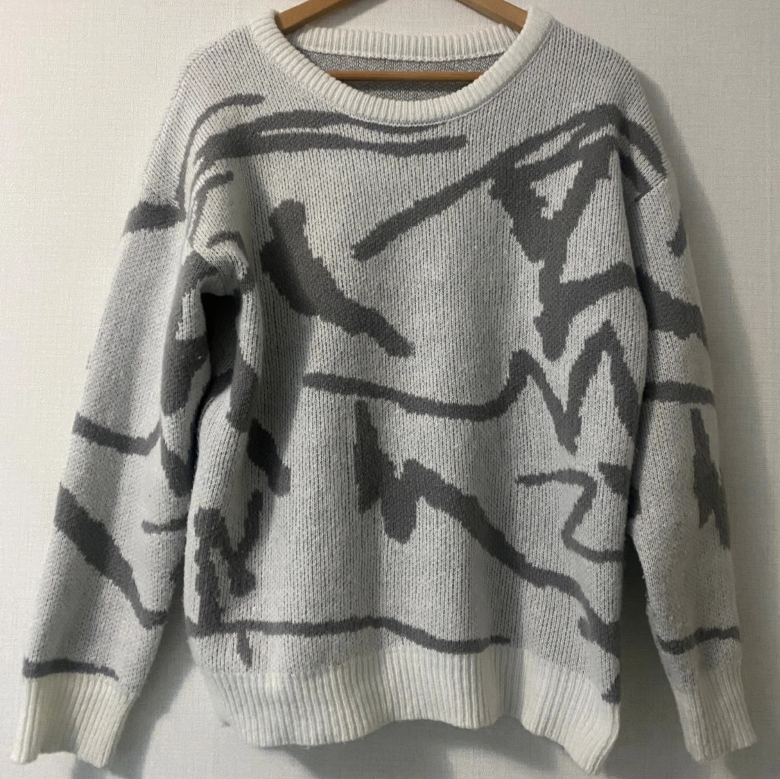 Vit och grå stickad tröja med mönster