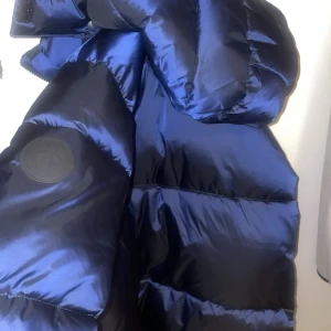  marinblå vinterjacka - Super fin jacka från sportswear! Skulle säga att den nästan är i helt nytt skick då jag bara användt den ca 4 ggr💓( vet inte riktigt vilken storlek det är men uppskattar den till xss/xs)