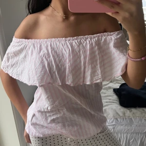 Volang Off shoulder topp - Randig rosa offshoulder topp. Passar xs-s