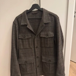 Oscar jacobson safari jacket - Oscar jacobson safari jacket. Storlek M. Köpt för 2499kr. Endast använd 1 gång