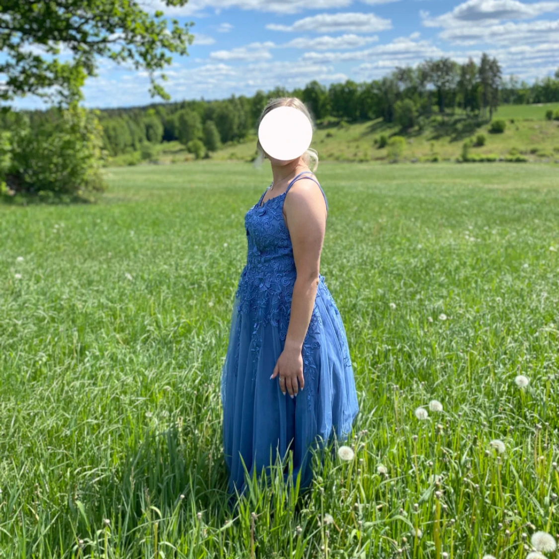 Blå långklänning med spetsdetaljer - 4