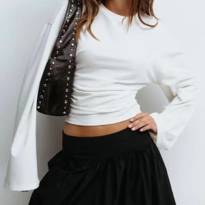 Vit långärmad topp Gina Tricot S - Vit långärmad topp från Gina Tricot i storlek S. Modellen har vida ärmar. Helt oanvänd, lappen kvar, endast provad. Nypris 299kr säljer för 200kr!