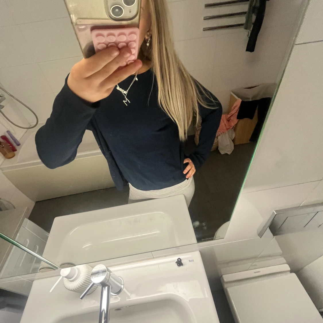 Mörkblå långärmad topp med öppen rygg