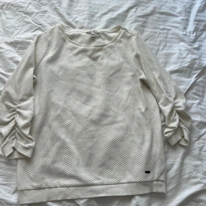 Jättefin tröja - Vit/creme tröja med scrunch längst ned på armarna, nästan aldrig använd! Strl M men passar även S-xs
