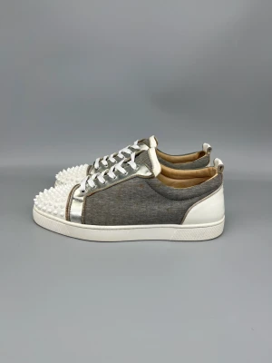 Christian Louboutin Louis Junior Spikes Skor - • The shoes have been gently used and are in good condition  • Size: 43 (fits 43.5–44)  • Color: White & Grey  • Retail price: 9500 SEK / 795€  • No accessories