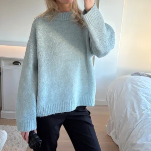 Ljusblå stickad tröja - Säljer denna stickade tröjan från H&M.