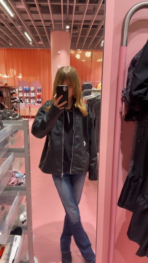 Svart skinnjacka från Monki - Säljer en snygg svart skinnjacka från Monki som knappt är använd då jag har för många jackor och måste göra mig av med några