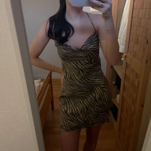 Adoore klänning - Säljer min fina zebramönstrade klänning från Adoore i modellen ”Vienna”. Aldrig använd då den är lite stor på mig 🦓🖤