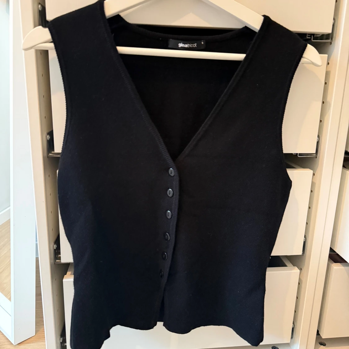 Svart stickad väst från Gina Tricot