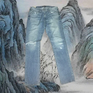 Abercrombie And Fitch Jeans - Feta Jeans i storlek W32 L34! Men sitter som 32/32. Ytterbenslängd = 112cm , Midjemått = 43cm! – enkel att matcha och skön att bära. Ett stilrent val, noggrant utvalt med omsorg av AM Clothing.  📩 Frågor? Hör gärna av dig! 📲 Följ oss här på Plick för fler uppdateringar. ♻️ Tack för att du handlar mer hållbart med AM Clothing!