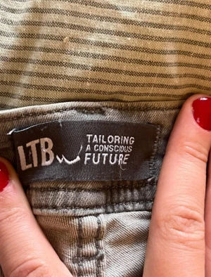 Grå jeans LTB, 28/32  - Säljer ett par grå jeans från LTB i storlek 28/32. Byxorna har låg midja. Är i fint skick