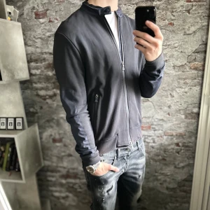 Herno Cardigan - Bra skick, urtvättad bara. Storlek 52/L passar dig som är mellan 175-185cm ungefär. Nypris ca 2500kr. Modellen är 185 cm, 79 kg. Skriv för mer information!🤝