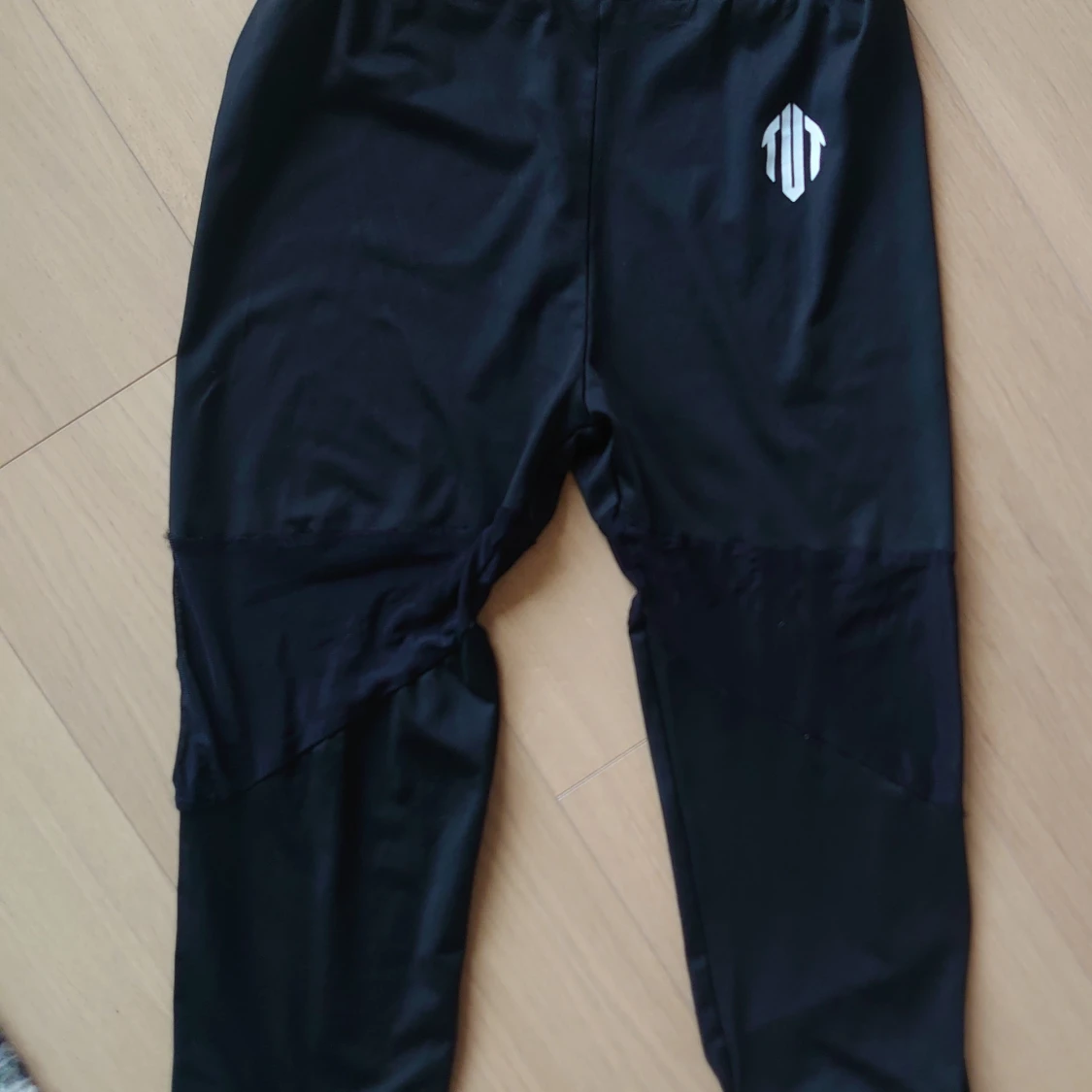 Svarta träningsbyxor med meshdetaljer, 3/4 längd, dam, M