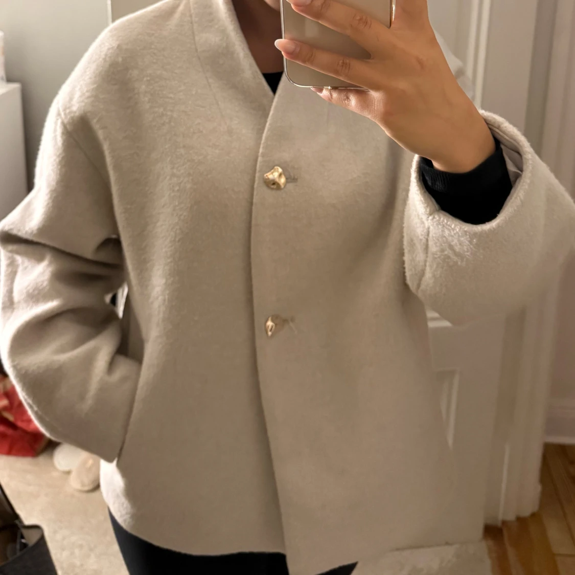 Beige kappa med guldfärgade knappar - 1