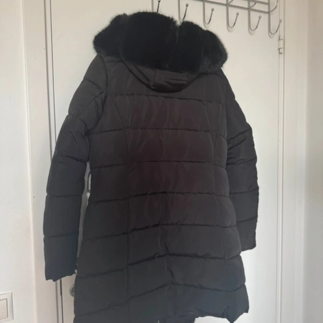 Svart pufferjacka med pälsdetaljer - 3