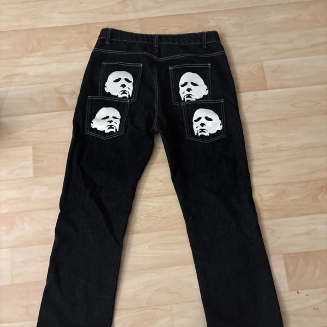 Svarta jeans med tryck på fickorna - 2