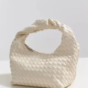 Beige flätad handväska - Säljer denna sjukt fina flätade väskan, knappt använd och i väldigt bra skick! Perfekt nu inför sommaren! Denna är slutsåld!!😊