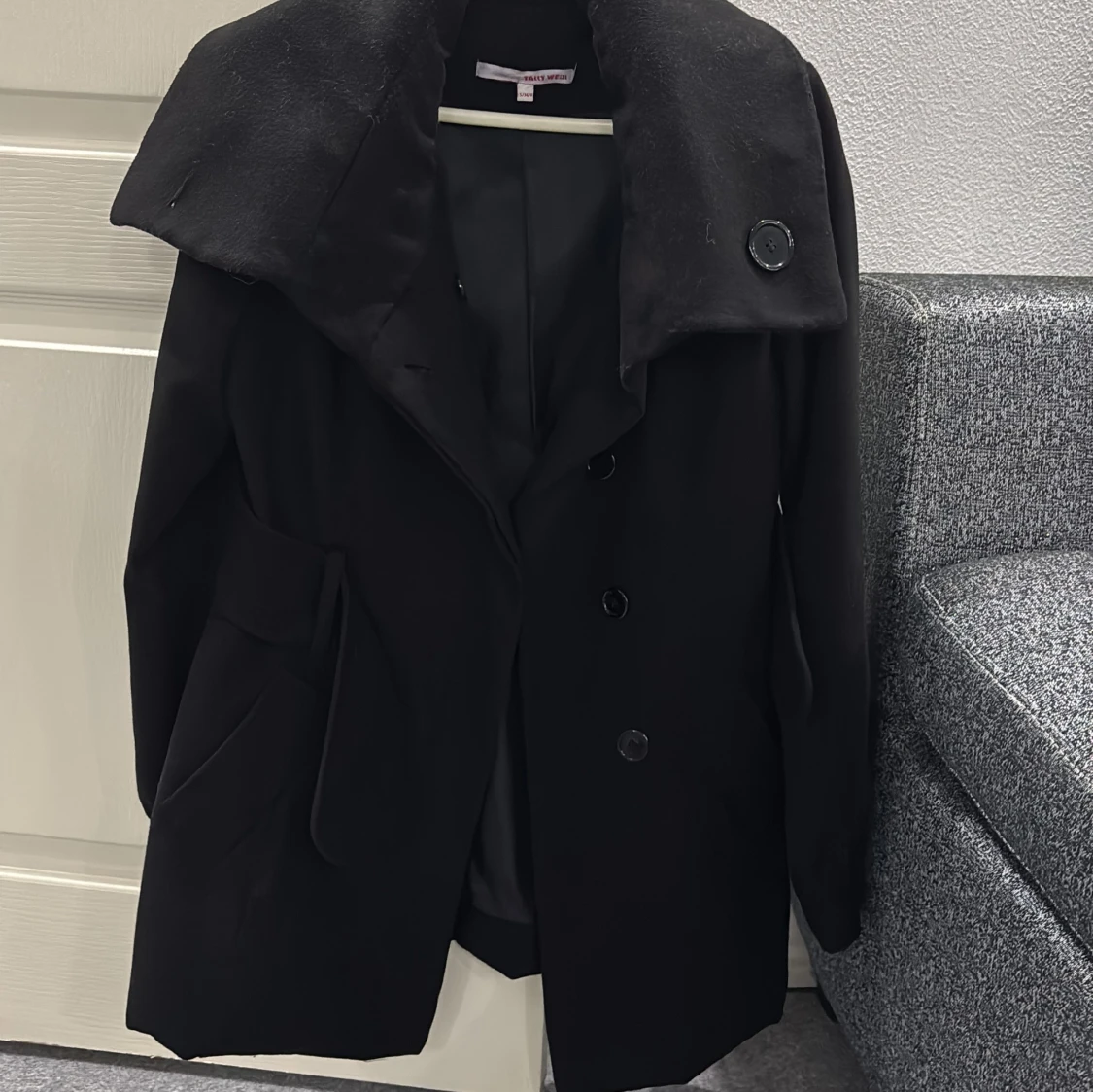 Svart trenchcoat med bred krage - 1