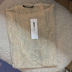 Topp med stenar  - Oanvänd topp med stenar!! Så fin nu till nyår 🫶🏽🫶🏽 säljer då den är för stor för mig 