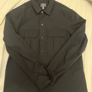 Overshirt från HM - En väldigt snygg overshirt från HM i storlek S. jackan är i väldigt bra skick. Medela vid funderingar 