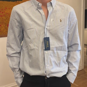 Randig skjorta Polo Ralph Lauren  - Fått in en otroligt fin och trevlig Ralph Lauren skjorta som är helt ny, alla etiketter sitter kvar. Modellen på bilden är 181 och väger 68 kg. Tveka inte att höra av er vid intresse💸🏌️