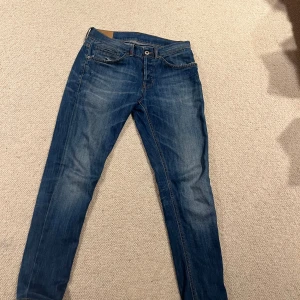 dondup jeans george - Riktigt feta jeans ifrån dondup jeans george. Säljer pågrund av att jag har tröttnat på de. Skicket på jeansen är 7-10. Ny pris 3100 mitt pris 500. Hör av er vid minsta fundering. Storlek 31