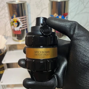 Spicebomb Extreme 10ml - Stilren och kraftfull parfym från Viktor&Rolf. Spicebomb Extreme ger ett statement på hyllan och är perfekt för dig som vill sticka ut. Snygg flaska med unik design. 10ml!!!