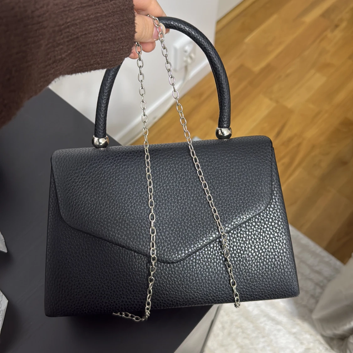 Svart handväska med kedja - 1