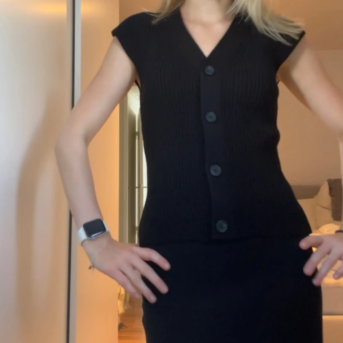 Svart ribbad topp med knappar