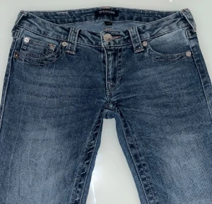 true religion jeans med ljusrosa detaljer 💕 - jättebra skick, w27 💕pris kan diskuteras vid snabb affär!