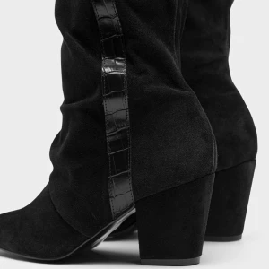 Svarta stövlar med croco-detalj - Säljer ett par svarta stövlar från Twist & Tango med chunky klack och spetsig tå. Stövlarna är i mocka med en blank croco-präglad detalj längs sidan som ger en edgy vibe. Perfekta för dig som vill sticka ut med stilrena boots.