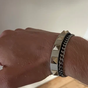 Valentino armband - Valentino armband i riktigt bra skick. Med box och allt! Kom gärna med frågor! Nypris: 3000 kr