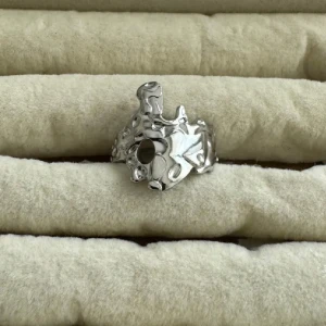 Unik silverring med organisk form - Säljer en cool och unik ring i silver med en organisk, abstrakt design. Ringen har en skulptural yta med hål och vågiga detaljer som ger den ett edgy och konstnärligt uttryck. Perfekt för dig som gillar statement-smycken och vill sticka ut.