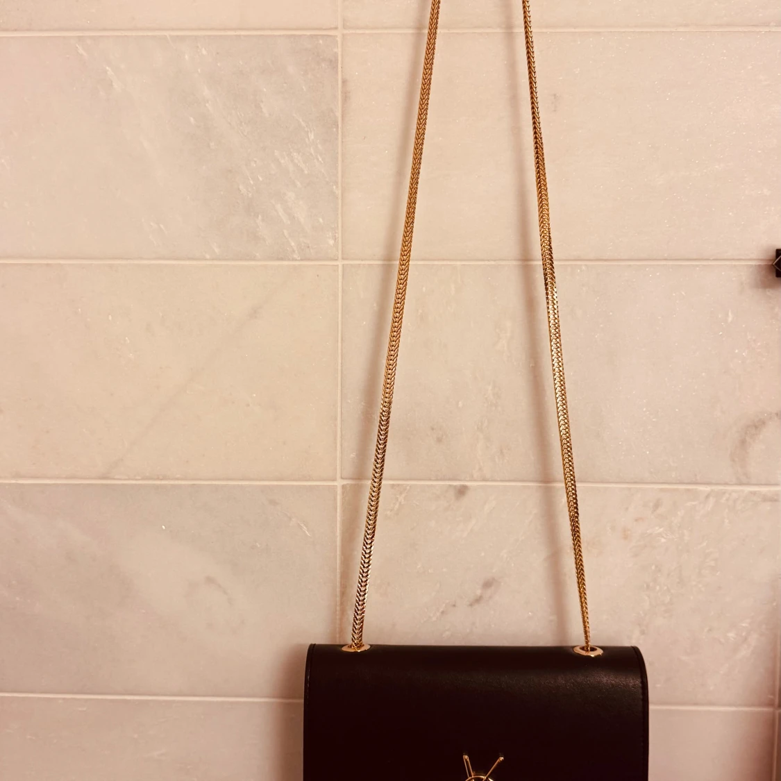 Svart YSL axelväska med guldkedja - 1