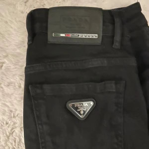 Svarta jeans från Prada - Svarta Prada jeans i svart. Bra skick storlek 31